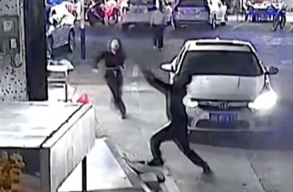 Չինաստանում տղամարդը ձեռքով բռնել է պատուհանից ընկնող երեխային